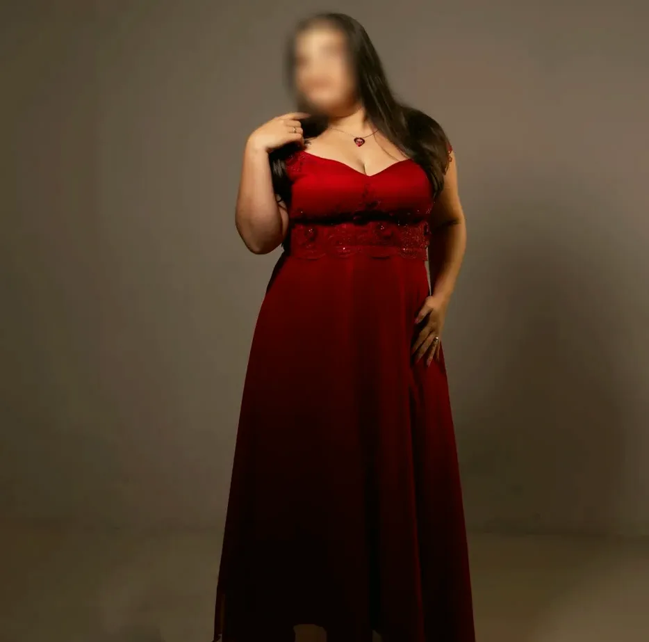 Cerys, 32
