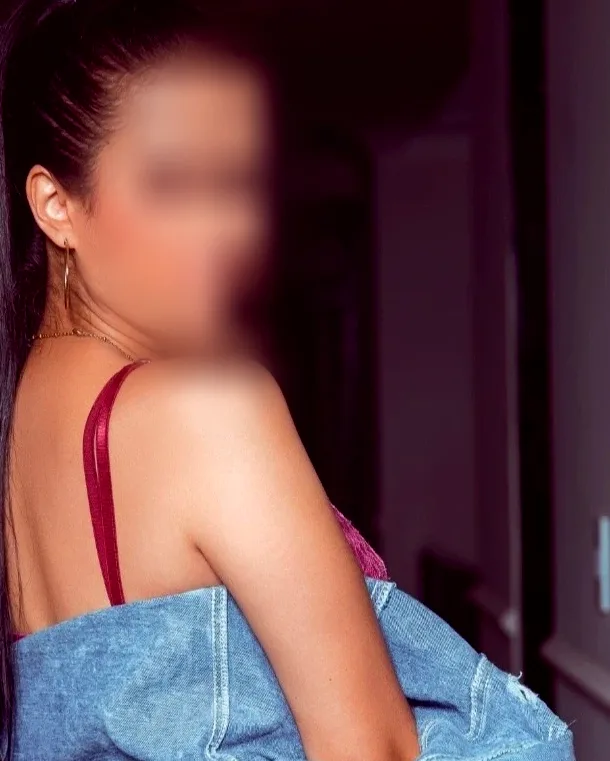 Julia, 27