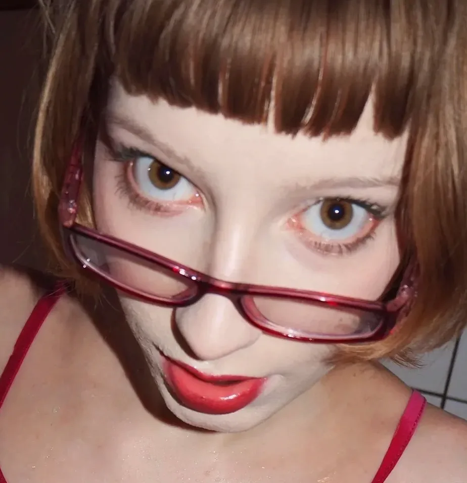 Kirsty, 19